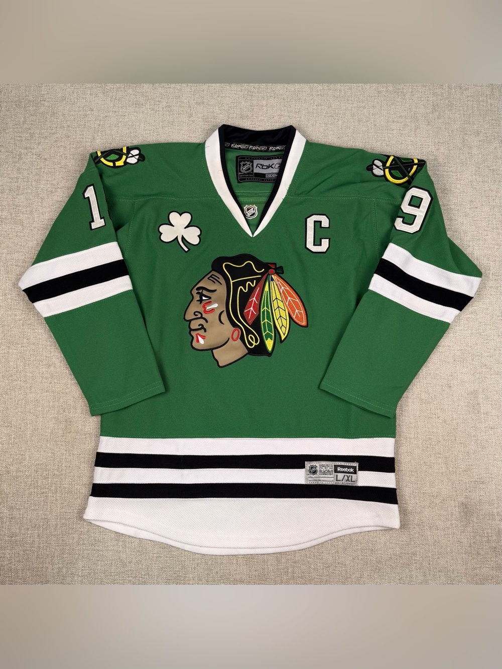 Reebok CCM NHL Chicago Blackhawks Hockey Jersey Youth Size Large / X-Large